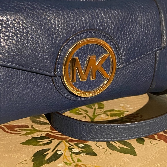 FIRM Michael Kors Fulton Crossbody - Picture 2 of 9